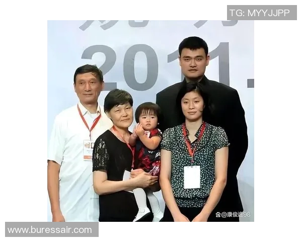姚明与母亲的篮球之路：从家庭支持到国际舞台的辉煌历程