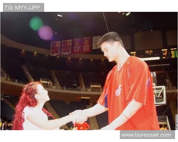 姚明与李玟的友谊故事:跨越篮球与音乐的精彩人生交汇 姚明与李玟的友谊故事:跨越篮球与音乐的精彩人生交汇