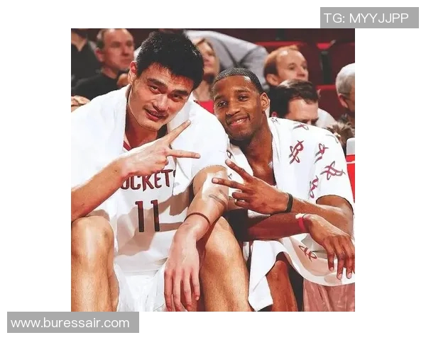 姚明与王的传奇对决:篮球场上的友谊与竞争交织的故事 姚明与王的传奇对决:篮球场上的友谊与竞争交织的故事