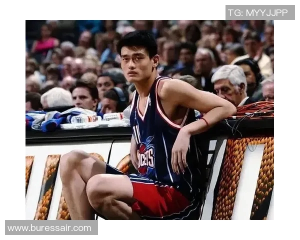 姚明与球迷亲密合照展现温暖瞬间引发热烈讨论