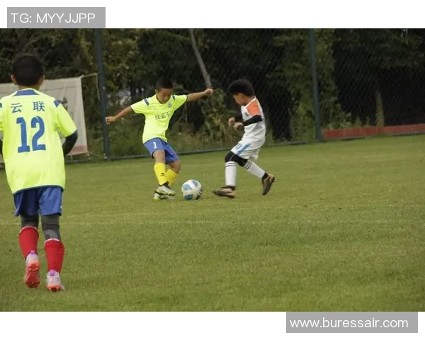 足球明星克罗斯的小白传奇与足球梦想的追逐之路