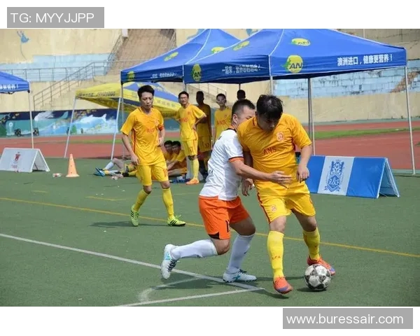 足球明星扔鞋瞬间高清照片展现运动激情与个性风采