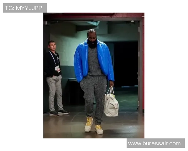 足球明星穿搭解析小脚裤时尚潮流图片欣赏