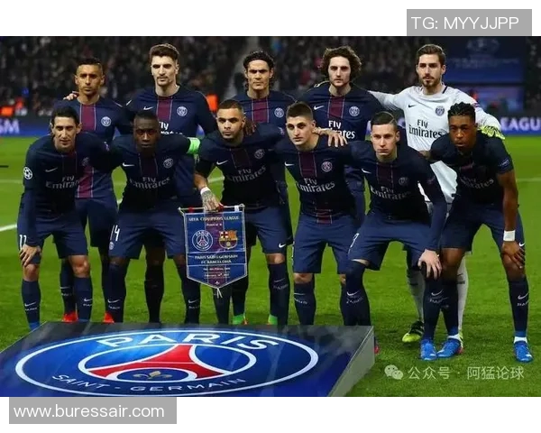 大巴黎足球明星合照展现团队精神与球场魅力的精彩瞬间