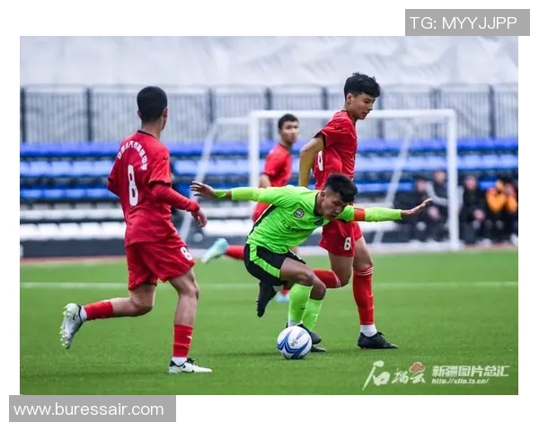 揭秘足球明星红衣少年的真实身份与成长故事