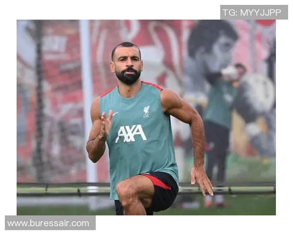 足球明星光头发型的魅力与风格解析让我们一起探索他们的时尚选择